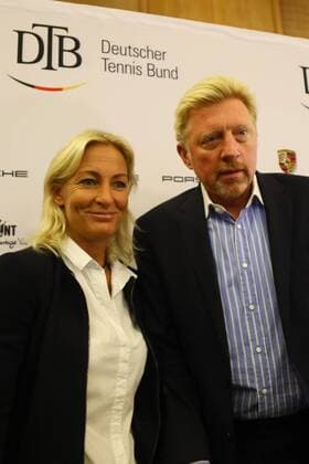 Boris Becker (Head of Men s Tennis) kommt zur Pressekonferenz, daneben Barbara Rittner (Head of Women s Tennis) - 23.08.2017: DTB stellt Boris Becker als Head of men s Tennis vor, Plenarsaal Römer