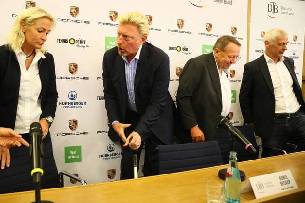 Boris Becker (Head of Men s Tennis) kommt zur Pressekonferenz und legt die Krücken ab - 23.08.2017: DTB stellt Boris Becker als Head of men s Tennis vor, Plenarsaal Römer