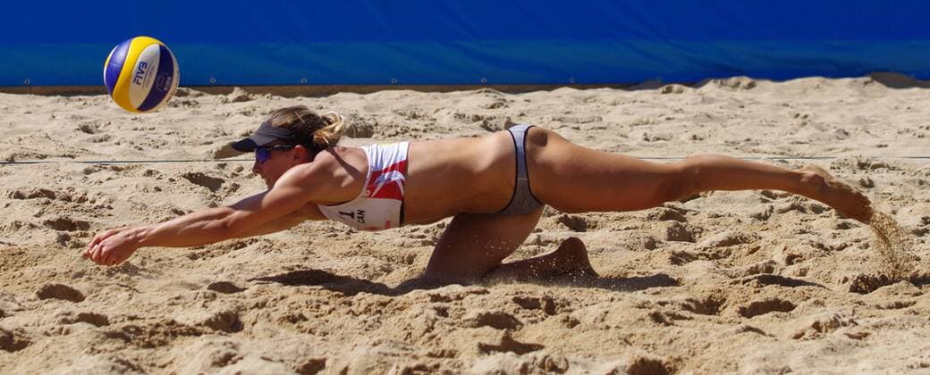 Im Tennisstadion am Hamburger Rothenbaum finden die Beachvolleyball FIVB World Tour Finals 2017 statt. Die Kanadierin Heather Bansley bei einer Rettungsaktion.