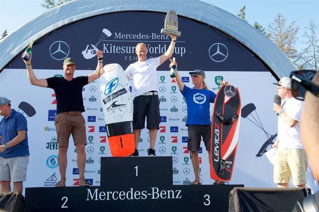 Kitesurfen, WC auf Fehmarn, Siegerehrung Mercedes Benz Kitesurf World Cup, Hydro Foil Pro Tour, 23.08.2017 ; Mercedes Benz Kitesurf World Cup, Hydro Foil Pro Tour am 23.08.2017 in der Südstrand Fehmarn in Fehmarn (Deutschland). xmdx
