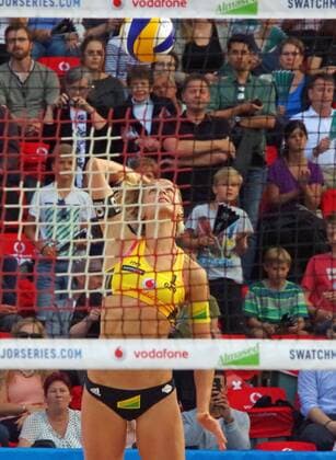 Olympiasiegerin und Weltmeisterin Laura Ludwig (HSV) beim Aufschlag während der Auftaktpartie beim Beachvolleyball FIVB World Tour Finals in Hamburg.
