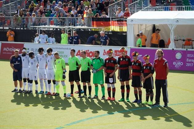 Blindenfussball Berlin 23.08.2017 Fussball Behindertensport IBSA Blind Football European Championships auf dem Lilli-Henoch-Sportplatz am Anhalter Bahnhof Vorrunde Deutschland (GER) in schwarz-roten Trikots gegen England (ENG) in weiss weiß GER vs ENG 0:3