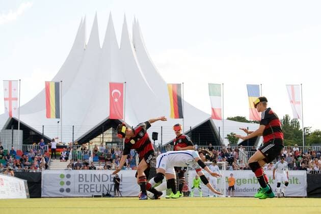 Blindenfussball Berlin 23.08.2017 Fussball Behindertensport IBSA Blind Football European Championships auf dem Lilli-Henoch-Sportplatz am Anhalter Bahnhof Vorrunde Deutschland (GER) in schwarz-roten Trikots gegen England (ENG) in weiss weiß GER vs ENG 0:3