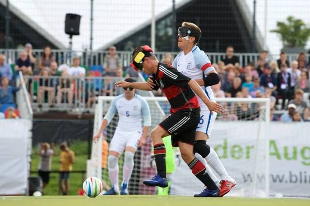 Blindenfussball Berlin 23.08.2017 Fussball Behindertensport IBSA Blind Football European Championships auf dem Lilli-Henoch-Sportplatz am Anhalter Bahnhof Vorrunde Deutschland (GER) in schwarz-roten Trikots gegen England (ENG) in weiss weiß GER vs ENG 0:3
