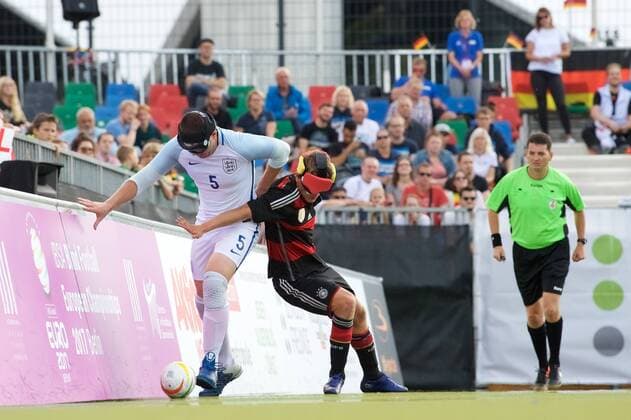 Blindenfussball Berlin 23.08.2017 Fussball Behindertensport IBSA Blind Football European Championships auf dem Lilli-Henoch-Sportplatz am Anhalter Bahnhof Vorrunde Deutschland (GER) in schwarz-roten Trikots gegen England (ENG) in weiss weiß GER vs ENG 0:3