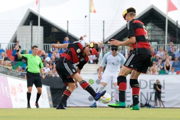 Blindenfussball Berlin 23.08.2017 Fussball Behindertensport IBSA Blind Football European Championships auf dem Lilli-Henoch-Sportplatz am Anhalter Bahnhof Vorrunde Deutschland (GER) in schwarz-roten Trikots gegen England (ENG) in weiss weiß GER vs ENG 0:3