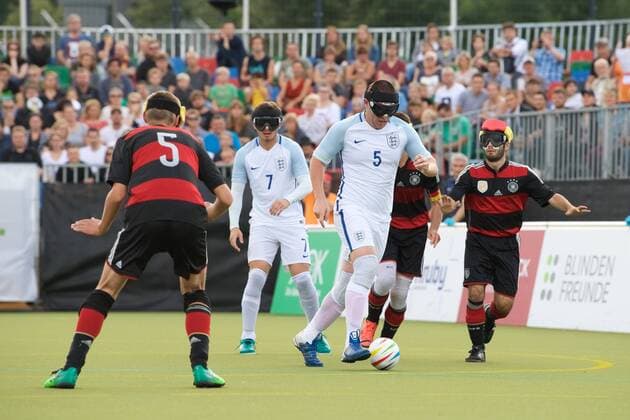 Blindenfussball Berlin 23.08.2017 Fussball Behindertensport IBSA Blind Football European Championships auf dem Lilli-Henoch-Sportplatz am Anhalter Bahnhof Vorrunde Deutschland (GER) in schwarz-roten Trikots gegen England (ENG) in weiss weiß GER vs ENG 0:3