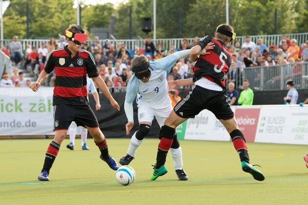 Blindenfussball Berlin 23.08.2017 Fussball Behindertensport IBSA Blind Football European Championships auf dem Lilli-Henoch-Sportplatz am Anhalter Bahnhof Vorrunde Deutschland (GER) in schwarz-roten Trikots gegen England (ENG) in weiss weiß GER vs ENG 0:3