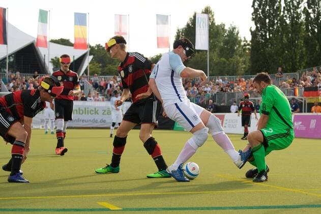 Blindenfussball Berlin 23.08.2017 Fussball Behindertensport IBSA Blind Football European Championships auf dem Lilli-Henoch-Sportplatz am Anhalter Bahnhof Vorrunde Deutschland (GER) in schwarz-roten Trikots gegen England (ENG) in weiss weiß GER vs ENG 0:3