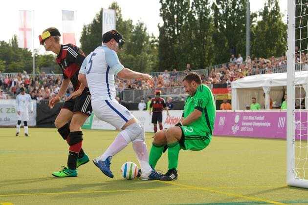 Blindenfussball Berlin 23.08.2017 Fussball Behindertensport IBSA Blind Football European Championships auf dem Lilli-Henoch-Sportplatz am Anhalter Bahnhof Vorrunde Deutschland (GER) in schwarz-roten Trikots gegen England (ENG) in weiss weiß GER vs ENG 0:3