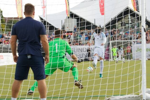 Blindenfussball Berlin 23.08.2017 Fussball Behindertensport IBSA Blind Football European Championships auf dem Lilli-Henoch-Sportplatz am Anhalter Bahnhof Vorrunde Deutschland (GER) in schwarz-roten Trikots gegen England (ENG) in weiss weiß GER vs ENG 0:3