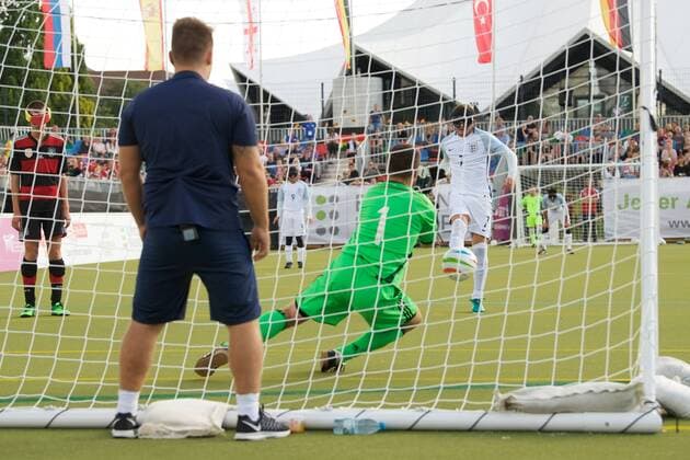 Blindenfussball Berlin 23.08.2017 Fussball Behindertensport IBSA Blind Football European Championships auf dem Lilli-Henoch-Sportplatz am Anhalter Bahnhof Vorrunde Deutschland (GER) in schwarz-roten Trikots gegen England (ENG) in weiss weiß GER vs ENG 0:3