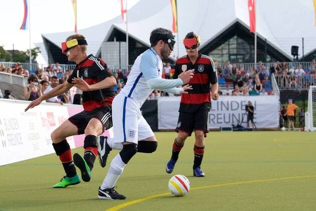 Blindenfussball Berlin 23.08.2017 Fussball Behindertensport IBSA Blind Football European Championships auf dem Lilli-Henoch-Sportplatz am Anhalter Bahnhof Vorrunde Deutschland (GER) in schwarz-roten Trikots gegen England (ENG) in weiss weiß GER vs ENG 0:3
