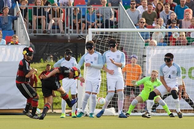 Blindenfussball Berlin 23.08.2017 Fussball Behindertensport IBSA Blind Football European Championships auf dem Lilli-Henoch-Sportplatz am Anhalter Bahnhof Vorrunde Deutschland (GER) in schwarz-roten Trikots gegen England (ENG) in weiss weiß GER vs ENG 0:3