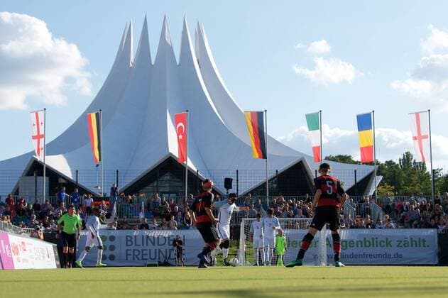 Blindenfussball Berlin 23.08.2017 Fussball Behindertensport IBSA Blind Football European Championships auf dem Lilli-Henoch-Sportplatz am Anhalter Bahnhof Vorrunde Deutschland (GER) in schwarz-roten Trikots gegen England (ENG) in weiss weiß GER vs ENG 0:3
