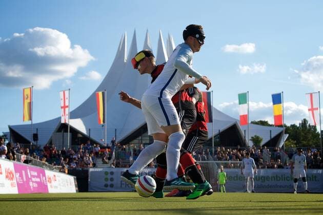 Blindenfussball Berlin 23.08.2017 Fussball Behindertensport IBSA Blind Football European Championships auf dem Lilli-Henoch-Sportplatz am Anhalter Bahnhof Vorrunde Deutschland (GER) in schwarz-roten Trikots gegen England (ENG) in weiss weiß GER vs ENG 0:3