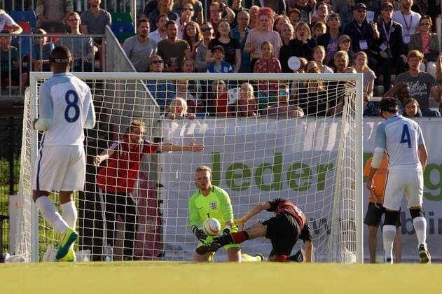 Blindenfussball Berlin 23.08.2017 Fussball Behindertensport IBSA Blind Football European Championships auf dem Lilli-Henoch-Sportplatz am Anhalter Bahnhof Vorrunde Deutschland (GER) in schwarz-roten Trikots gegen England (ENG) in weiss weiß GER vs ENG 0:3
