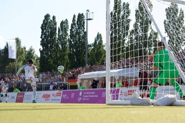 Blindenfussball Berlin 23.08.2017 Fussball Behindertensport IBSA Blind Football European Championships auf dem Lilli-Henoch-Sportplatz am Anhalter Bahnhof Vorrunde Deutschland (GER) in schwarz-roten Trikots gegen England (ENG) in weiss weiß GER vs ENG 0:3