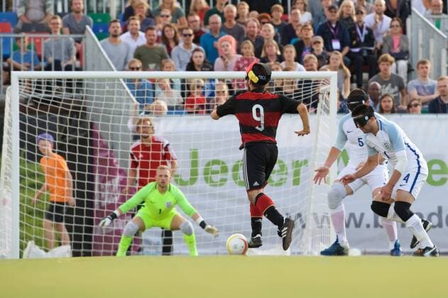 Blindenfussball Berlin 23.08.2017 Fussball Behindertensport IBSA Blind Football European Championships auf dem Lilli-Henoch-Sportplatz am Anhalter Bahnhof Vorrunde Deutschland (GER) in schwarz-roten Trikots gegen England (ENG) in weiss weiß GER vs ENG 0:3