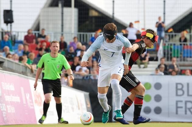 Blindenfussball Berlin 23.08.2017 Fussball Behindertensport IBSA Blind Football European Championships auf dem Lilli-Henoch-Sportplatz am Anhalter Bahnhof Vorrunde Deutschland (GER) in schwarz-roten Trikots gegen England (ENG) in weiss weiß GER vs ENG 0:3