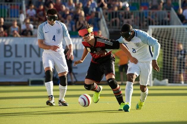 Blindenfussball Berlin 23.08.2017 Fussball Behindertensport IBSA Blind Football European Championships auf dem Lilli-Henoch-Sportplatz am Anhalter Bahnhof Vorrunde Deutschland (GER) in schwarz-roten Trikots gegen England (ENG) in weiss weiß GER vs ENG 0:3