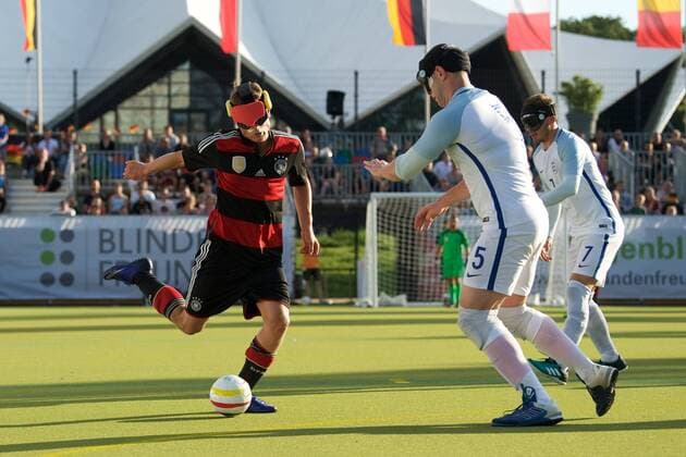 Blindenfussball Berlin 23.08.2017 Fussball Behindertensport IBSA Blind Football European Championships auf dem Lilli-Henoch-Sportplatz am Anhalter Bahnhof Vorrunde Deutschland (GER) in schwarz-roten Trikots gegen England (ENG) in weiss weiß GER vs ENG 0:3
