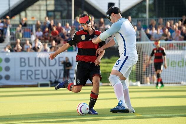 Blindenfussball Berlin 23.08.2017 Fussball Behindertensport IBSA Blind Football European Championships auf dem Lilli-Henoch-Sportplatz am Anhalter Bahnhof Vorrunde Deutschland (GER) in schwarz-roten Trikots gegen England (ENG) in weiss weiß GER vs ENG 0:3