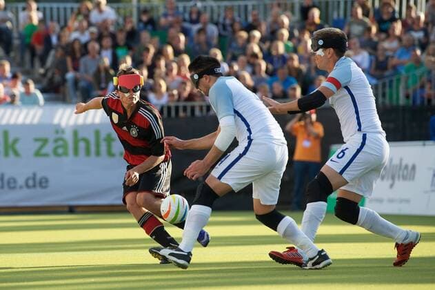 Blindenfussball Berlin 23.08.2017 Fussball Behindertensport IBSA Blind Football European Championships auf dem Lilli-Henoch-Sportplatz am Anhalter Bahnhof Vorrunde Deutschland (GER) in schwarz-roten Trikots gegen England (ENG) in weiss weiß GER vs ENG 0:3