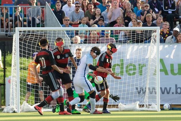 Blindenfussball Berlin 23.08.2017 Fussball Behindertensport IBSA Blind Football European Championships auf dem Lilli-Henoch-Sportplatz am Anhalter Bahnhof Vorrunde Deutschland (GER) in schwarz-roten Trikots gegen England (ENG) in weiss weiß GER vs ENG 0:3
