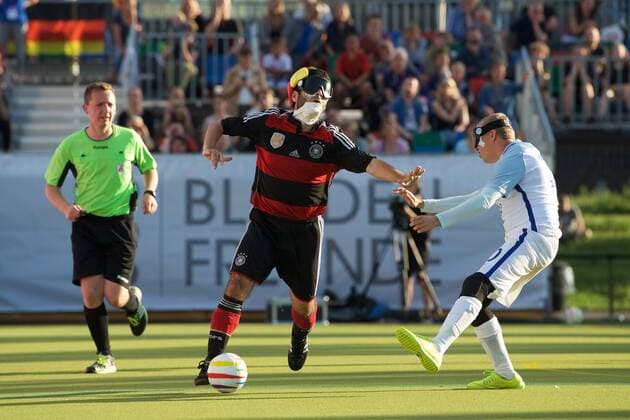 Blindenfussball Berlin 23.08.2017 Fussball Behindertensport IBSA Blind Football European Championships auf dem Lilli-Henoch-Sportplatz am Anhalter Bahnhof Vorrunde Deutschland (GER) in schwarz-roten Trikots gegen England (ENG) in weiss weiß GER vs ENG 0:3