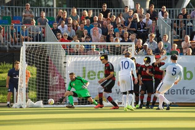 Blindenfussball Berlin 23.08.2017 Fussball Behindertensport IBSA Blind Football European Championships auf dem Lilli-Henoch-Sportplatz am Anhalter Bahnhof Vorrunde Deutschland (GER) in schwarz-roten Trikots gegen England (ENG) in weiss weiß GER vs ENG 0:3