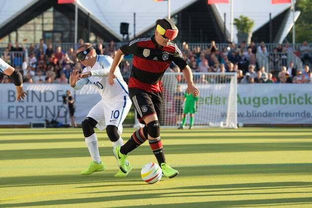 Blindenfussball Berlin 23.08.2017 Fussball Behindertensport IBSA Blind Football European Championships auf dem Lilli-Henoch-Sportplatz am Anhalter Bahnhof Vorrunde Deutschland (GER) in schwarz-roten Trikots gegen England (ENG) in weiss weiß GER vs ENG 0:3