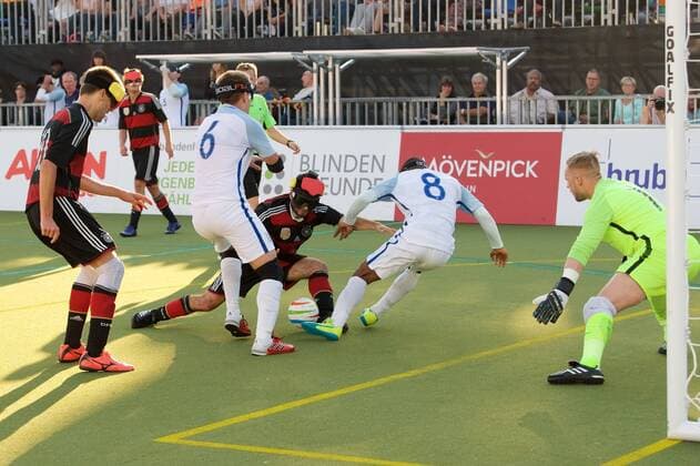 Blindenfussball Berlin 23.08.2017 Fussball Behindertensport IBSA Blind Football European Championships auf dem Lilli-Henoch-Sportplatz am Anhalter Bahnhof Vorrunde Deutschland (GER) in schwarz-roten Trikots gegen England (ENG) in weiss weiß GER vs ENG 0:3
