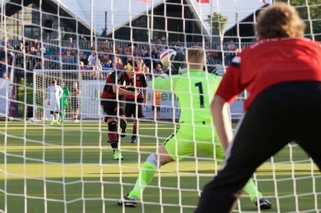 Blindenfussball Berlin 23.08.2017 Fussball Behindertensport IBSA Blind Football European Championships auf dem Lilli-Henoch-Sportplatz am Anhalter Bahnhof Vorrunde Deutschland (GER) in schwarz-roten Trikots gegen England (ENG) in weiss weiß GER vs ENG 0:3