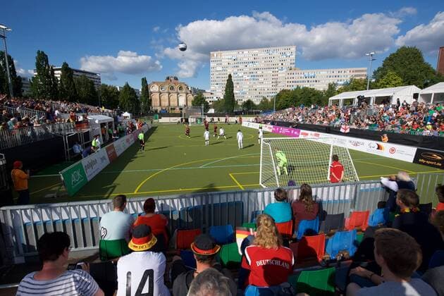 Blindenfussball Berlin 23.08.2017 Fussball Behindertensport IBSA Blind Football European Championships auf dem Lilli-Henoch-Sportplatz am Anhalter Bahnhof Vorrunde Deutschland (GER) in schwarz-roten Trikots gegen England (ENG) in weiss weiß GER vs ENG 0:3