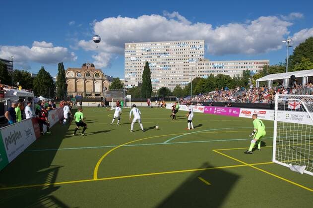 Blindenfussball Berlin 23.08.2017 Fussball Behindertensport IBSA Blind Football European Championships auf dem Lilli-Henoch-Sportplatz am Anhalter Bahnhof Vorrunde Deutschland (GER) in schwarz-roten Trikots gegen England (ENG) in weiss weiß GER vs ENG 0:3