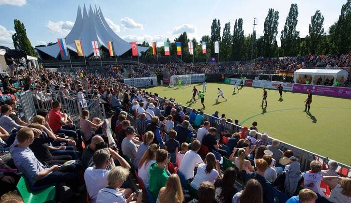 Blindenfussball Berlin 23.08.2017 Fussball Behindertensport IBSA Blind Football European Championships auf dem Lilli-Henoch-Sportplatz am Anhalter Bahnhof Vorrunde Deutschland (GER) in schwarz-roten Trikots gegen England (ENG) in weiss weiß GER vs ENG 0:3
