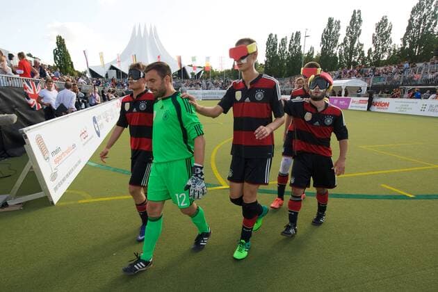 Blindenfussball Berlin 23.08.2017 Fussball Behindertensport IBSA Blind Football European Championships auf dem Lilli-Henoch-Sportplatz am Anhalter Bahnhof Vorrunde Deutschland (GER) in schwarz-roten Trikots gegen England (ENG) in weiss weiß GER vs ENG 0:3