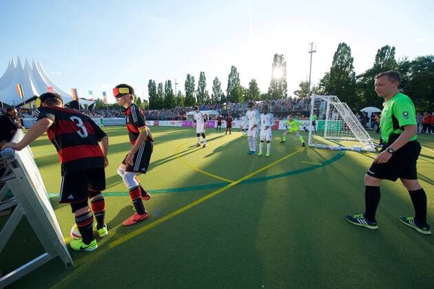 Blindenfussball Berlin 23.08.2017 Fussball Behindertensport IBSA Blind Football European Championships auf dem Lilli-Henoch-Sportplatz am Anhalter Bahnhof Vorrunde Deutschland (GER) in schwarz-roten Trikots gegen England (ENG) in weiss weiß GER vs ENG 0:3
