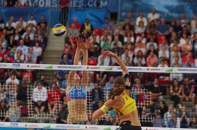 Im Tennisstadion am Hamburger Rothenbaum finden die Beachvolleyball FIVB World Tour Finals 2017 statt. Olympiasiegerin und Weltmeisterin Kira Walkenhorst spielt den Ball hoch über die US-Amerikanerin Summer Ross.