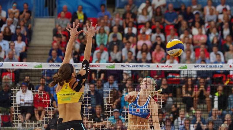 Im Tennisstadion am Hamburger Rothenbaum finden die Beachvolleyball FIVB World Tour Finals 2017 statt. Summer Ross (USA) schmettert den Ball am Block von Kira Walkenhorst (Deutschland) vorbei.