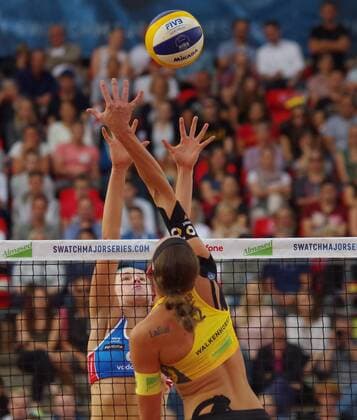 Im Tennisstadion am Hamburger Rothenbaum finden die Beachvolleyball FIVB World Tour Finals 2017 statt. Duell am Netz zwischen Kira Walkenhorst (Deutschland) und Summer Ross (USA).