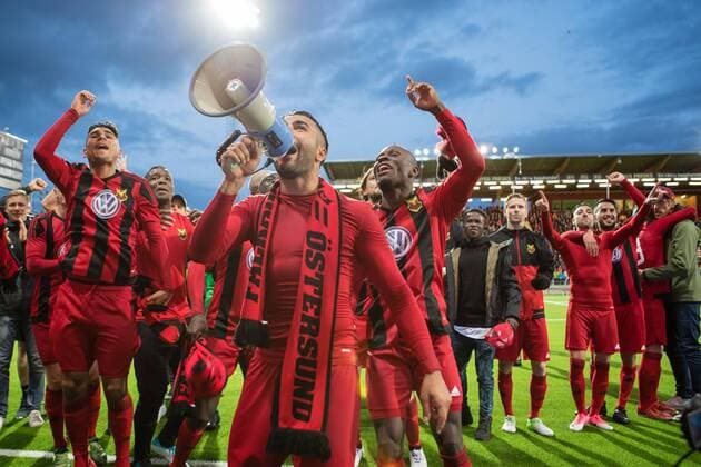 170824 Östersund jublar efter att dom vunnit med 2-0 och avancerat till Europa League under fotbollsmatchen i playoff till Europa League mellan Östersund och PAOK den 24 augusti 2017 i Östersund.  Copyright: TOBIASxNYKÄNEN BB170824TN068