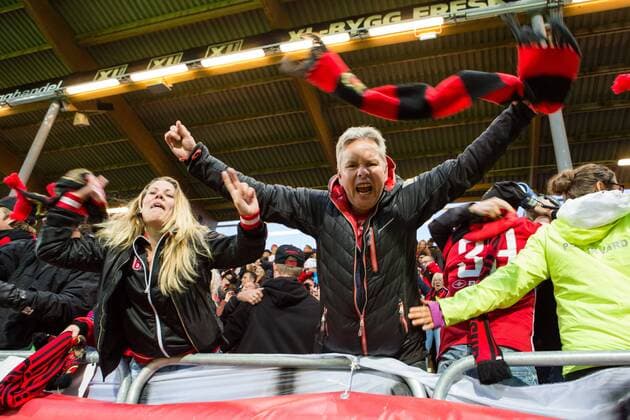 170824 Östersunds fans jublar efter att Östersund vunnit med 2-0 under fotbollsmatchen i playoff till Europa League mellan Östersund och PAOK den 24 augusti 2017 i Östersund.  Copyright: TOBIASxNYKÄNEN BB170824TN083