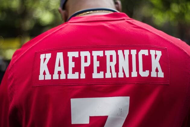 August 23, 2017 - New York City, New York, United States of America - New Yorkers rallied behind now-unsigned NFL American Football Herren USA player Colin Kaepernick who has remained seated during the singing of the US National Anthem since 2016. Kaepernick has stated I am not going to stand up to show pride in a flag for a country that oppresses black people and people of color.Ã¢â‚¬Â Kaepernick exercised his free agency option with the San Francisco 49ers and remains unsigned, which some see as a sign of a blacklisting in the NFL. Calls against Verizon were also made due to its 130 million in advertising with the NFL. Hundreds Rally for Colin Kaepernick Outside NYC NFL Headquarters - ZUMAb160 79873257st Copyright: xSachellexBabbarx