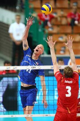 Katowice , Hala Spodek 25.08.2017 siatkowka Mistrzostwa Europy CEV 2017 Faza grupowa , Grupa D Francja - Belgia NZ Kevin Le Roux ( FRA ) Sam Deroo ( BEL ) FOT Michal Nowak Newspix.pl Katowice , Spodek s Hall 25.08.2017 sport volleyball 2017 CEV Volleyball European Championship EM Europameisterschaft - Men Preliminary Round Pool D France - Belgium photo by Michal Nowak Newspix.pl --- Newspix.pl  170825MIN505