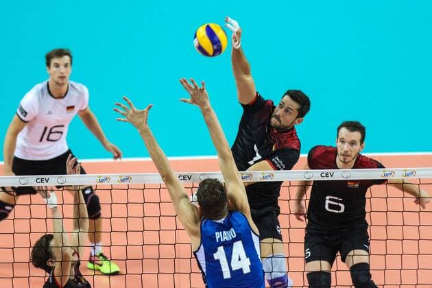 25.08.2017, Szczecin , Wlochy - Niemcy , CEV Mistrzostwa Europy w Pilce Siatkowej mezczyzn Lotto Eurovolley Poland 2017 , Volleyball European Championships Poland 2017 , Germany - Italy , N Z Michael Andrei (GER), Matteo Piano (ITA) , FOT. Adam Jastrzebowski newspix.pl --- Newspix.pl  20170825_awj_387
