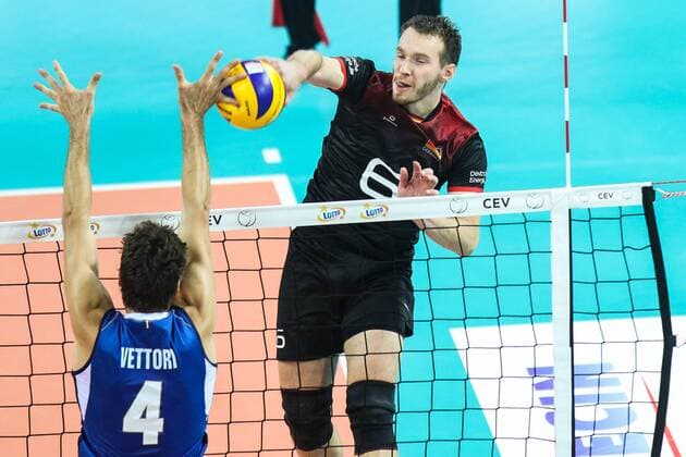 Volleyball EM, Deutschland - Italien August 25, 2017 - Szczecin, Poland - Denys Kaliberds (GER), Luca Vettori (ITA) during Volleyball European Championships match between Italy and Germany on 25 August 2017 in Szczecin, Poland. Germany v Italy - Volleyball European Championships  - ZUMAn230 20170825_zaa_n230_379 Copyright: xFotoxOlimpikx