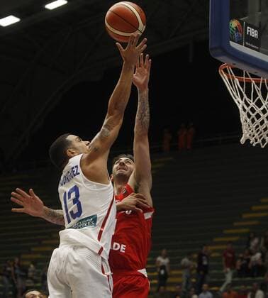 Puerto Rico s Angel Rodriguez (L) vies for the ball with Mexico s Alex Perez (R) during a game of the group A of the Americup 2017 between Puerto Rico and Mexico, in Medellin, Colombia, 25 August 2017. AMERICUP 2017: PUERTO RICO VS MEXICO !ACHTUNG: NUR REDAKTIONELLE NUTZUNG!  Copyright: xLuisxEduardoxNoriegaxA.x MED713 20170826-636393145143385213