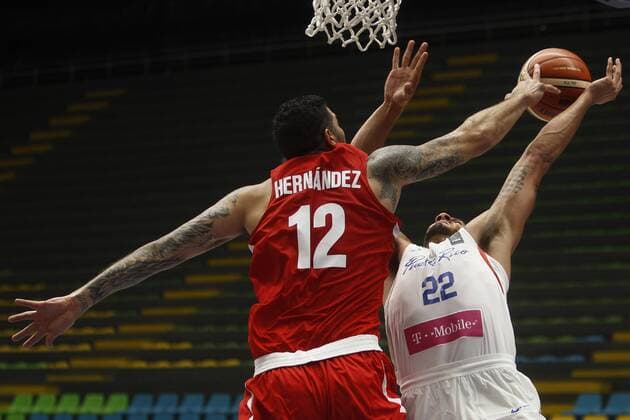 Puerto Rico s Emmanuel Andujar (R) vies for the ball with Mexico s Hector Hernandez (L) during a game of the group A of the Americup 2017 between Puerto Rico and Mexico, in Medellin, Colombia, 25 August 2017. AMERICUP 2017: PUERTO RICO VS MEXICO !ACHTUNG: NUR REDAKTIONELLE NUTZUNG!  Copyright: xLuisxEduardoxNoriegaxA.x MED713 20170826-636393145760989213